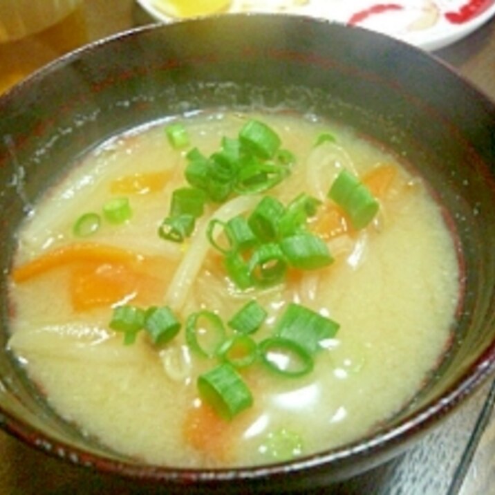 お味噌汁~玉ねぎ・人参・もやし~